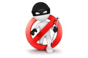 furto in azienda - omino con cappuccio e piede di porco